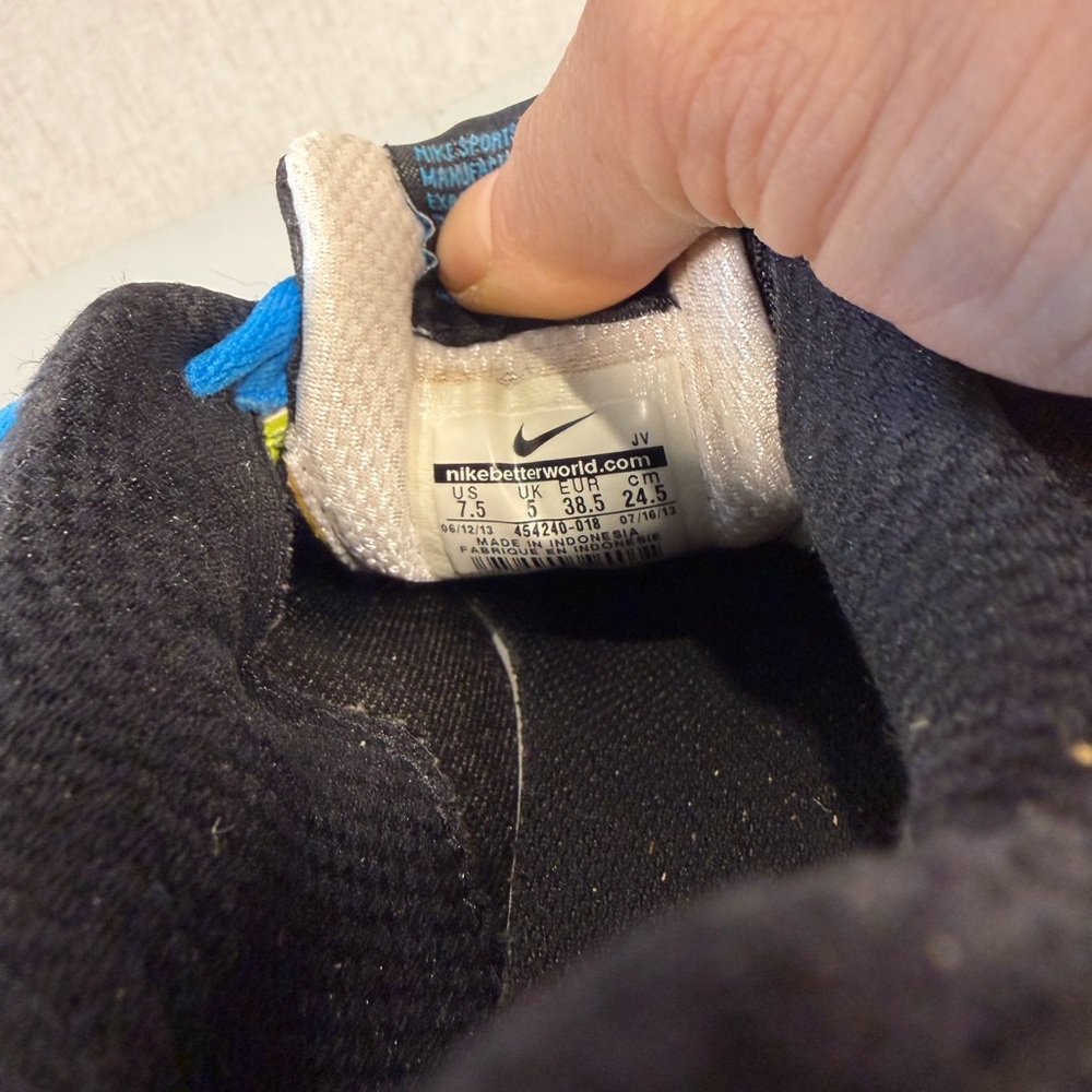 Nike Kids Black and Neon Green Sneakers - Picture 13 of 13